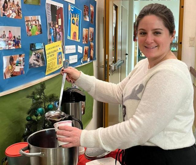 Foto von Christina beim Punschausschank in der Bücherei