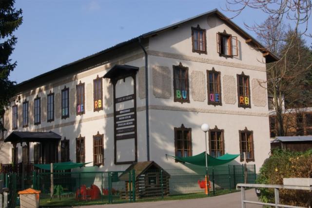 Foto vom Haus im Grünen mit der Bücherei im ersten Stock.