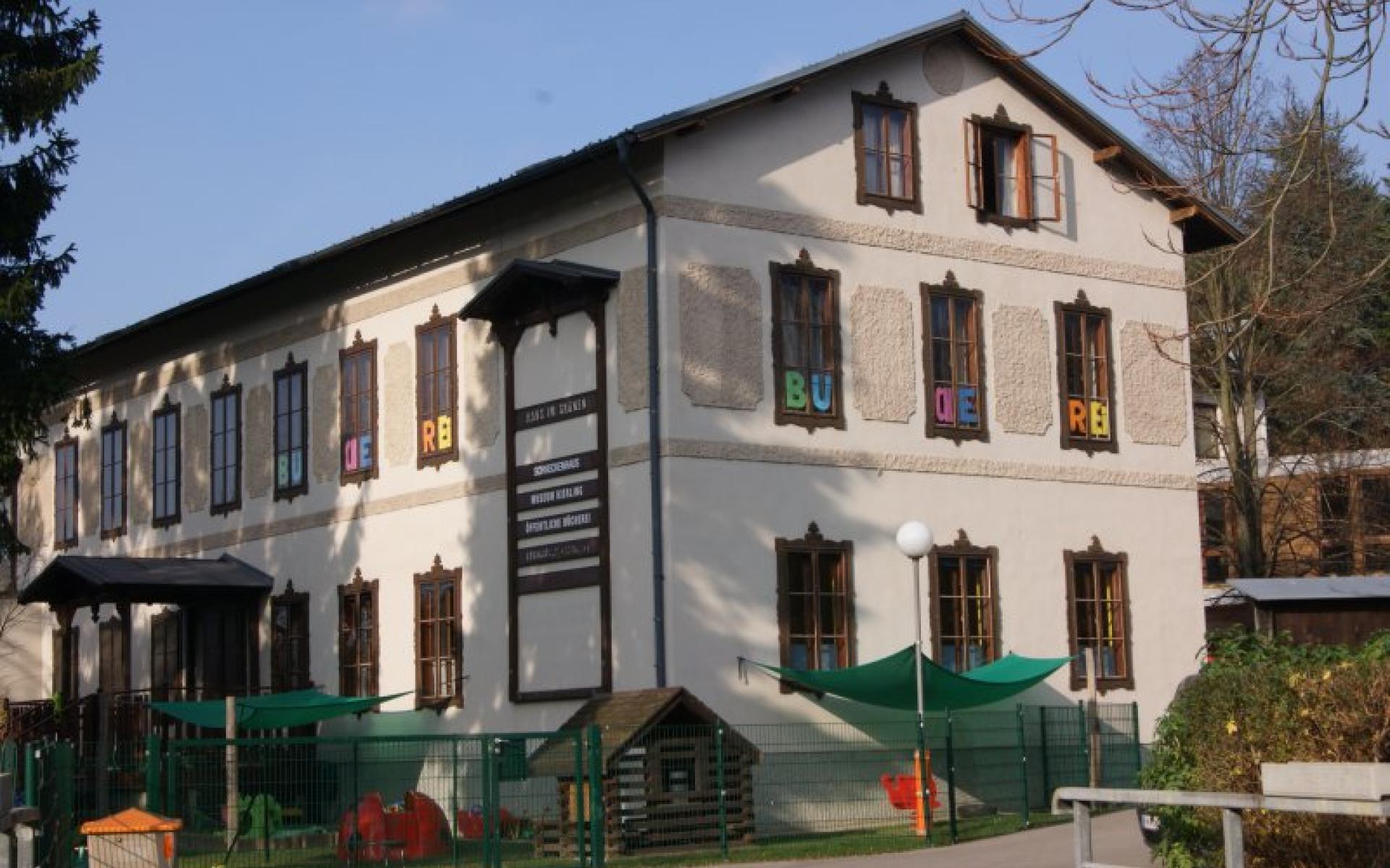 Foto vom Haus im Grünen mit der Bücherei im ersten Stock.