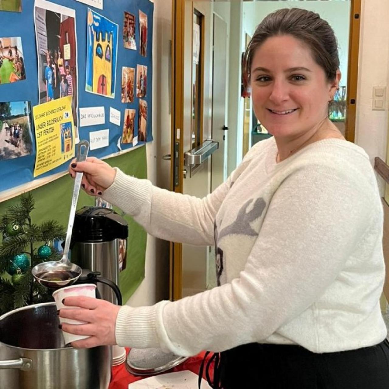 Foto von Christina beim Punschausschank in der Bücherei