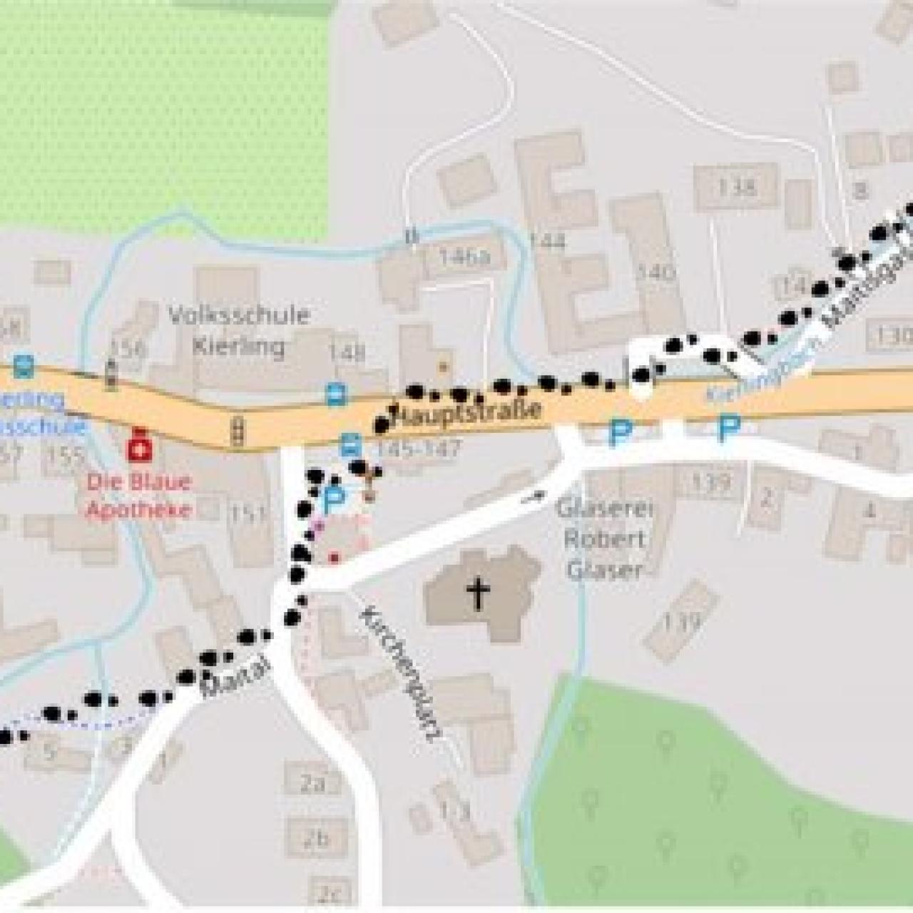 Stadtplan von Kierling , in den zwischen der Bücherei und dem Kafka-Gedenkraum mit kleinen Schuhabdrücken ein Spazierweg eingezeichnet wurde.
